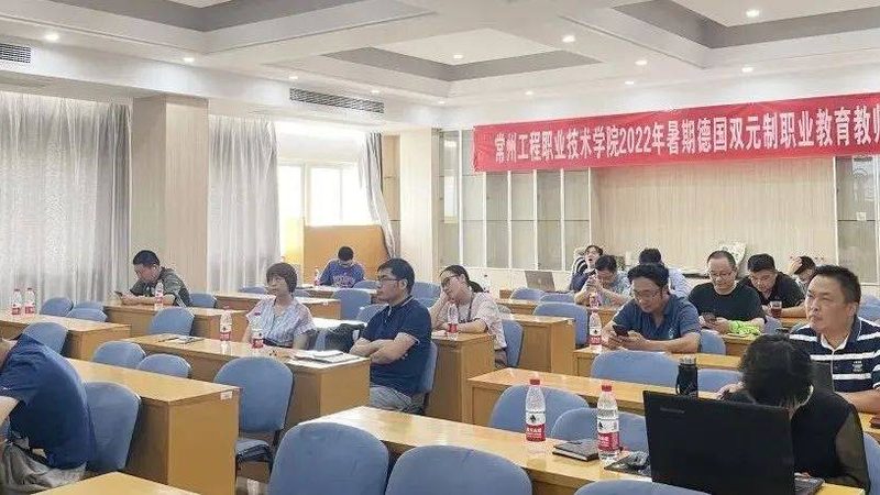 在选择成人教育机构时，要避免以下误区和陷阱：
